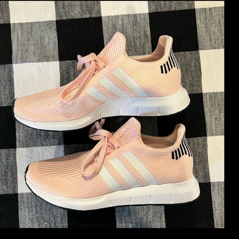 Adidas Women’s Swift Run size 6